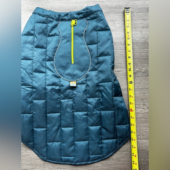 Kurgo Quilted Reversible Dog Jacket with Neon Zipper - Picture 3 of 7